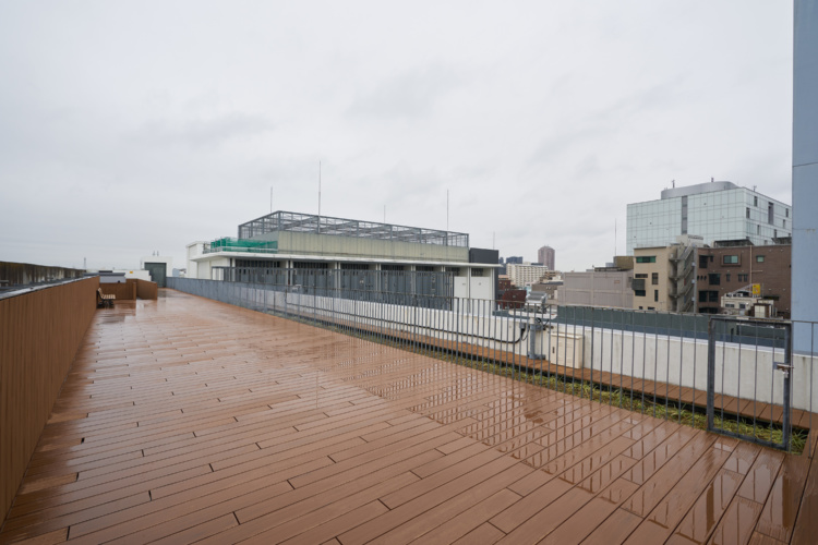 足立学園中学校・高等学校の屋上のウッドデッキ