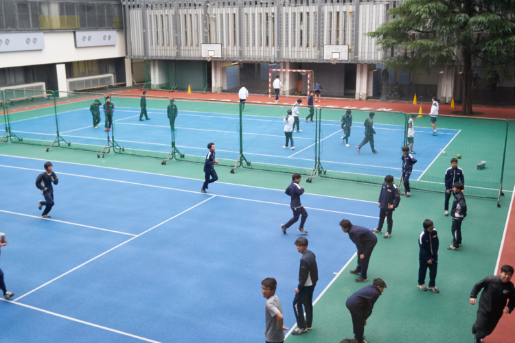 足立学園中学校・高等学校の校庭で部活動中の生徒たち