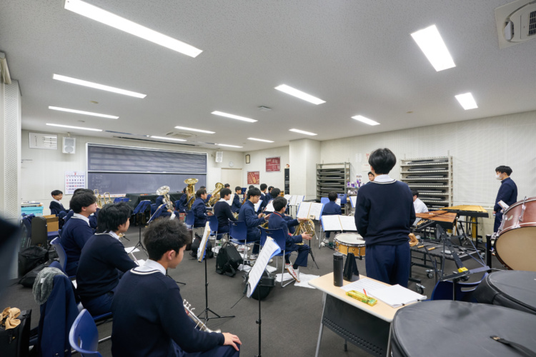 足立学園中学校・高等学校の音楽室で活動中の吹奏楽部