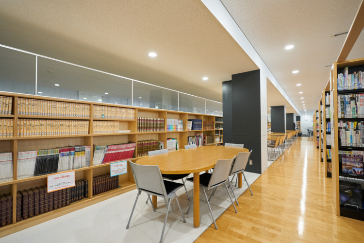 足立学園中学校・高等学校の図書室