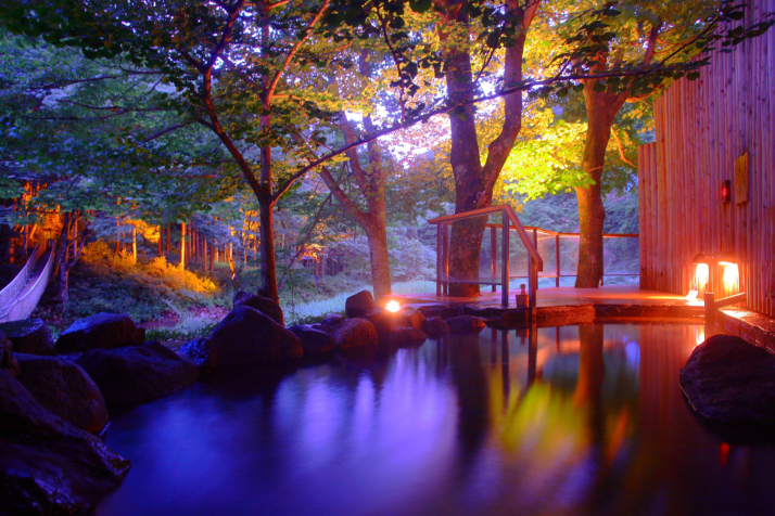 愛隣館の川の湯「岩露天風呂(夜)」