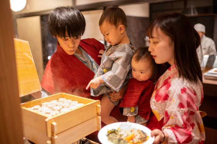 愛隣館の里山ダイニングでのバイキング風景