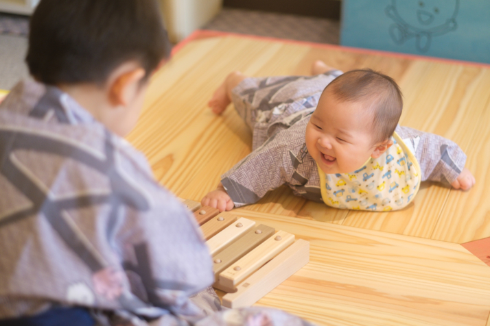 愛隣館キッズスペースで遊ぶ赤ちゃんと子ども