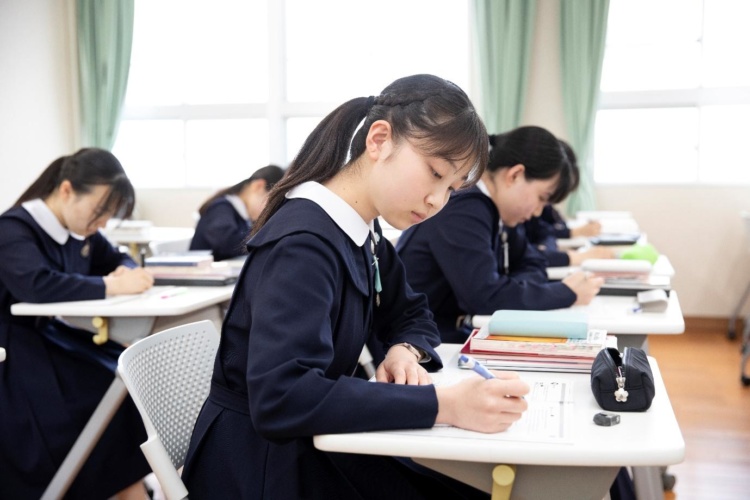 愛徳学園高等学校3年生の授業風景