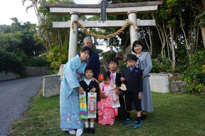 按司根津栄神社の七五三詣の様子