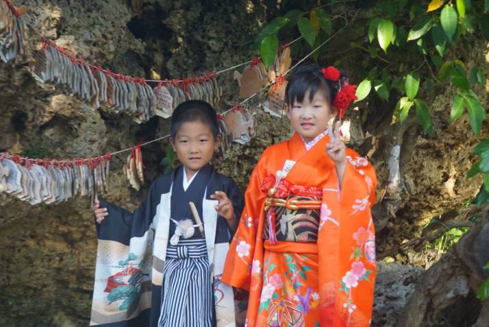 按司根津栄神社の七五三詣の様子