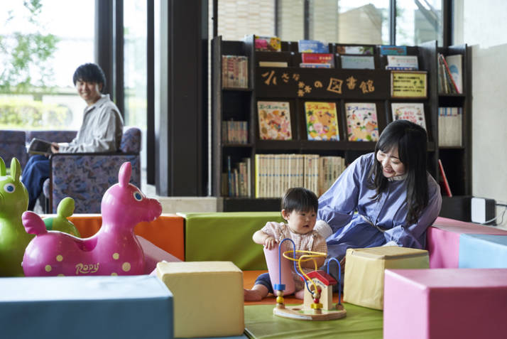 宮城県仙台市にあるお宿「奥州秋保温泉 蘭亭」のキッズスペースで遊ぶ赤ちゃん