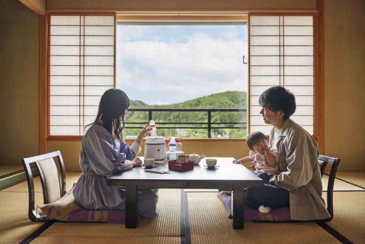 宮城県仙台市にあるお宿「奥州秋保温泉 蘭亭」のお部屋でアメニティを確認する子ども連れファミリー