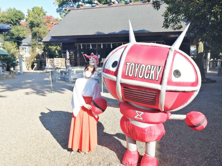 安久美神戸神明社の社殿とトヨッキー