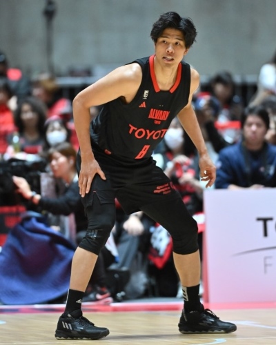 「アルバルク東京」の小酒部選手（背番号75）