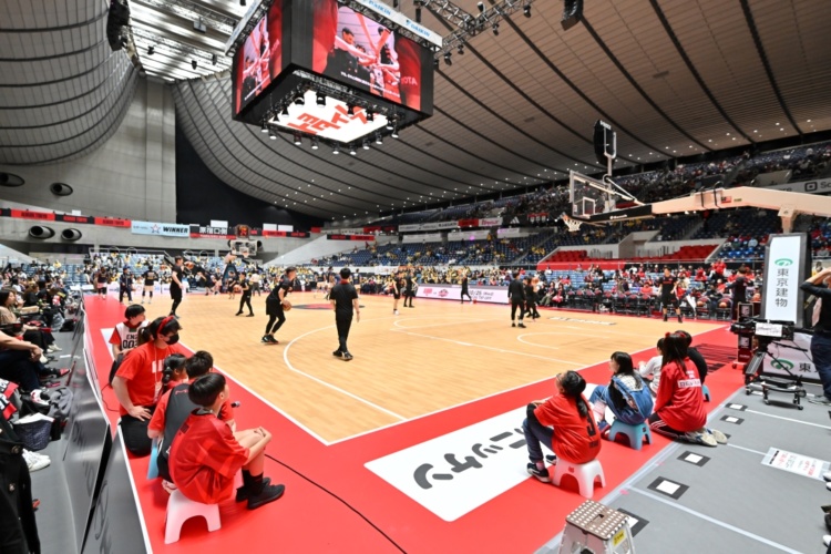 「アルバルク東京」の「プラクティスキッズツアー」の様子