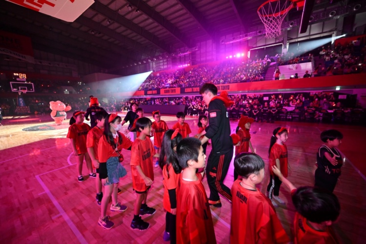 「アルバルク東京」の「ハイファイブキッズ」の様子