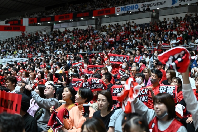 「アルバルク東京」の試合を観戦する皆さん