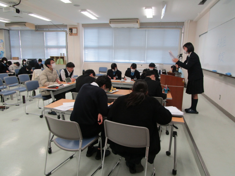 「岡山県立倉敷天城中学校」のディベート大会風景