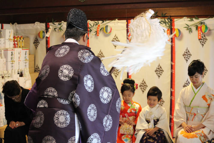 芦屋神社での七五三ご祈祷の様子