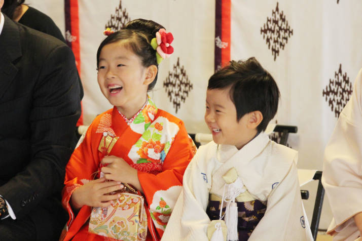 芦屋神社での七五三祈祷中の子どもたち