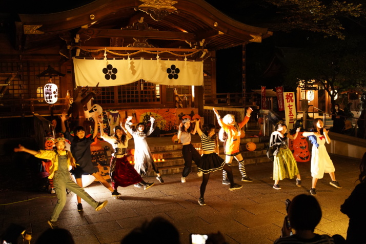 布多天神社の境内でダンスを披露する、飛鳥ダンススクールの生徒たち