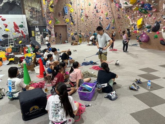 Climb Park Base Camp入間店で、指導を受ける子ども達