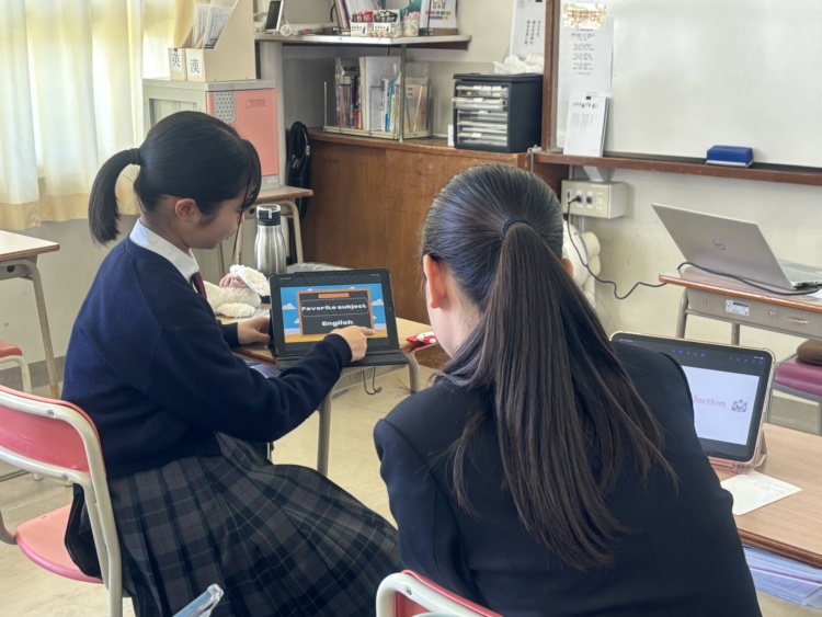 梅花中学校・高等学校の国際教養専攻のiPadを使った授業風景