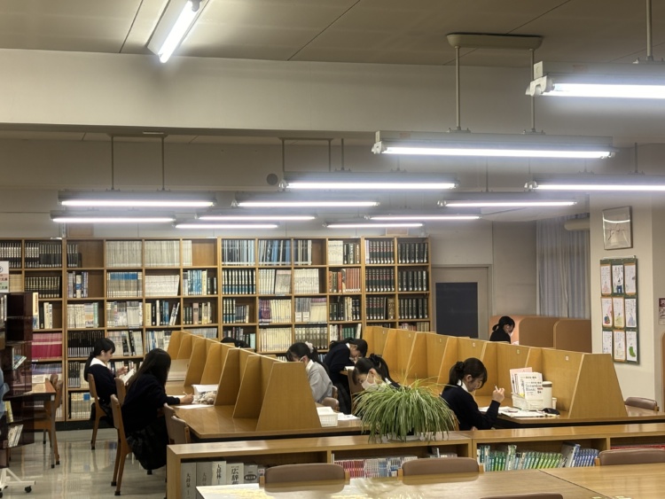 梅花中学校・高等学校の放課後の図書室での自習の様子