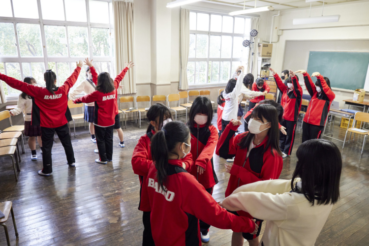 梅光学院中学校・高等学校のドラマ教育の様子