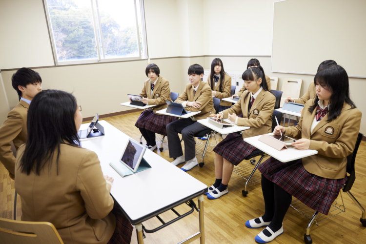 梅光学院中学校・高等学校の生徒会の話し合い