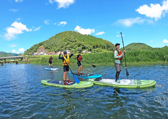 SUP体験を楽しむ親子たち