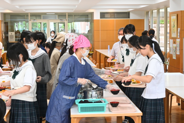 文京学院大学女子中学校のカフェテリアのようす