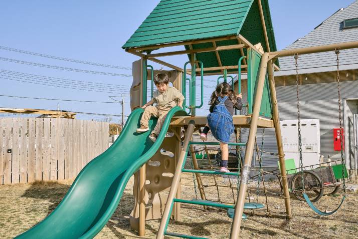 千葉県館山市の「CAMPGROUND BREEZE TATEYAMA」にある滑り台付きの遊具