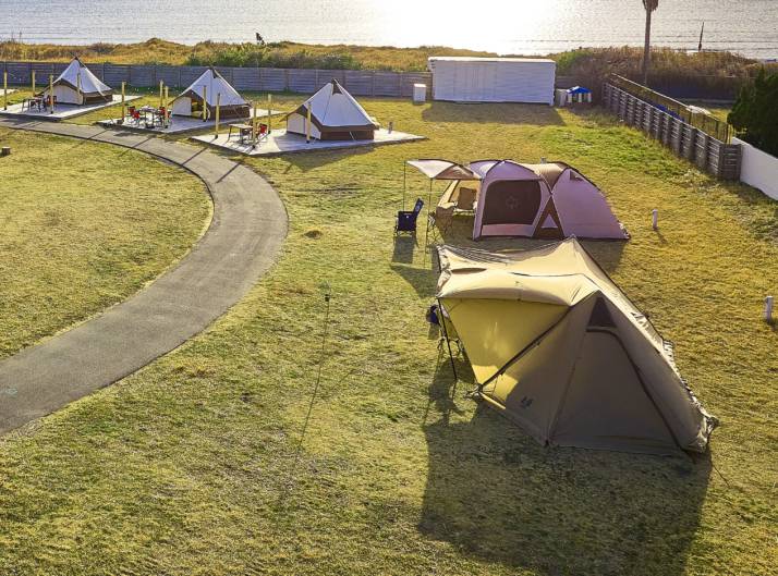 千葉県館山市の「CAMPGROUND BREEZE TATEYAMA」にある常設テントを上空から眺める