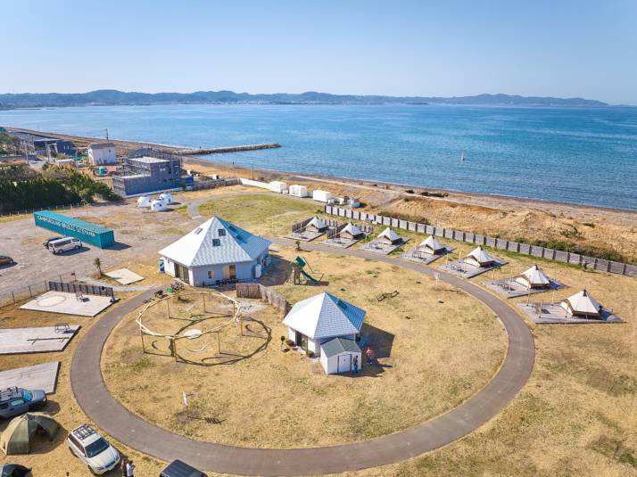 千葉県館山市の「CAMPGROUND BREEZE TATEYAMA」を上空から眺める