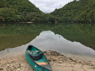 水上キャンプ場Tipi周辺の風景とカヌーボード