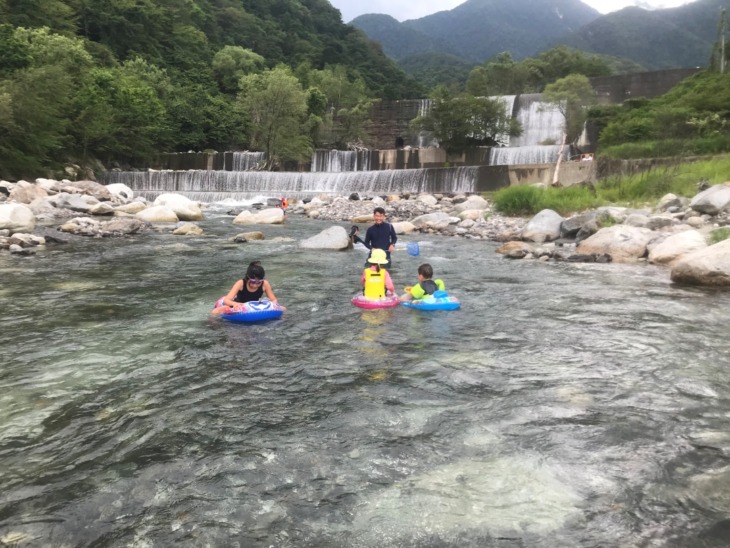 「篠沢大滝キャンプ場」の前を流れる大武川での水遊び（夏）