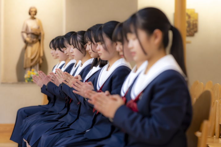 カリタス女子中学高等学校の生徒たちのお祈り風景