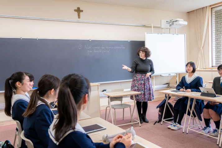 カリタス女子中学高等学校のフランス語の授業風景