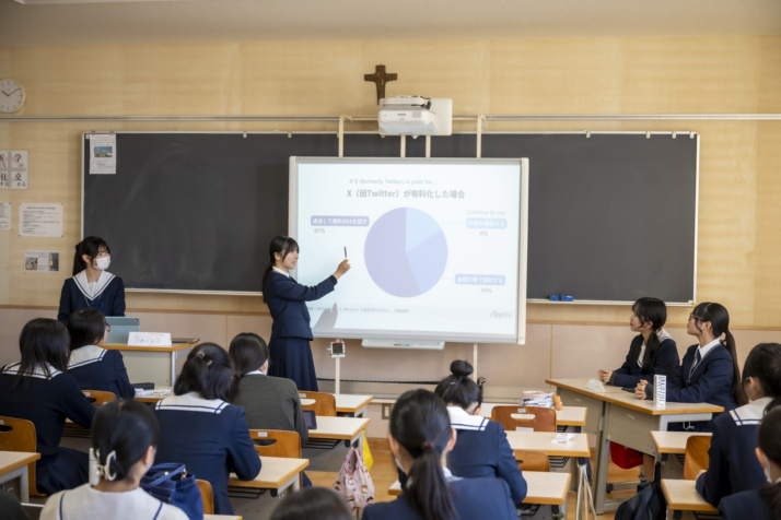 カリタス女子中学高等学校の探究学習のプレゼンテーション風景