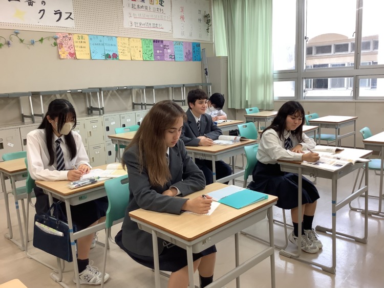 {{沖縄カトリック中学高等学校の授業風景}}