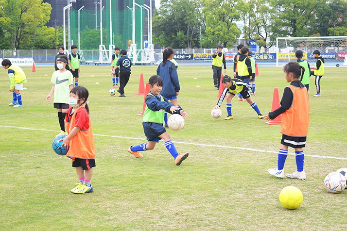 吉備国際大学Charme岡山高梁の行う「スマイルサッカー教室」