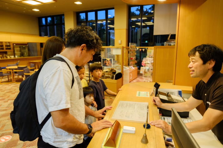 栃木県真岡市の井頭温泉チャットパレスでのチェックイン風景