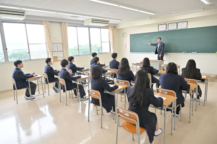 「青丘学院つくば中学校・高等学校」の授業風景