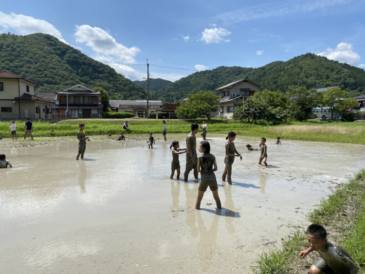 篠山チルドレンズミュージアムの泥んこ遊び体験の様子