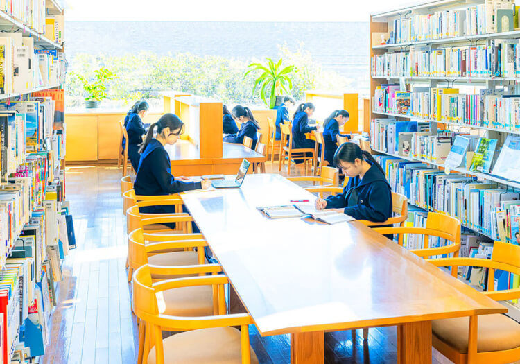 田園調布学園中等部高等部の図書館