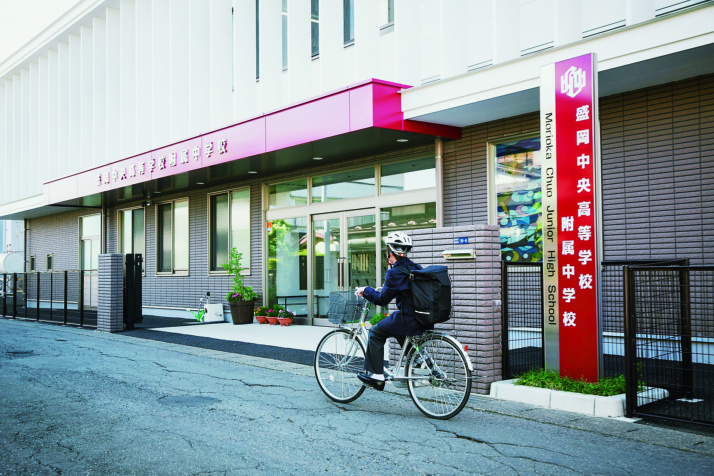 盛岡中央高等学校附属中学校の校門前の風景