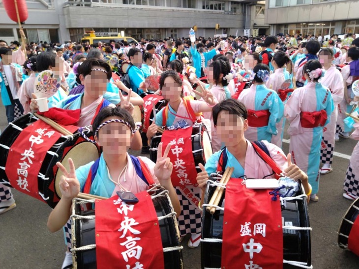 さんさ踊りパレードに参加する盛岡中央高等学校附属中学校の生徒たち