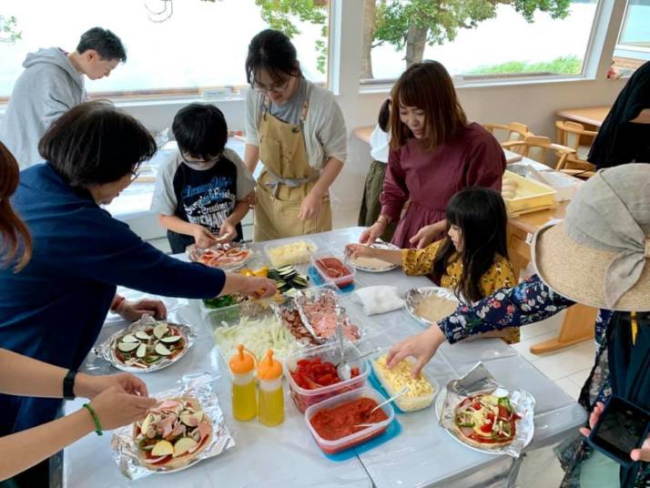 北海道網走市にあるConnectripでのピザ作り体験の様子