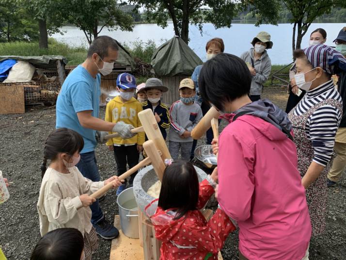 北海道網走市にあるConnectripでの餅つき体験の様子