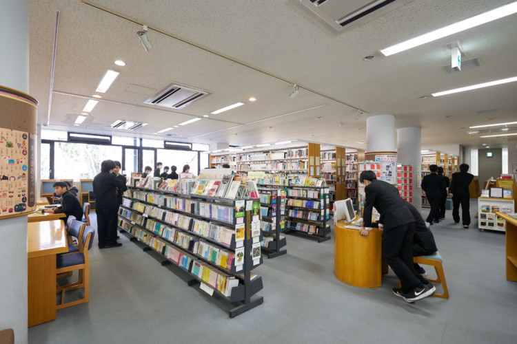 獨協中学校・高等学校の図書室風景