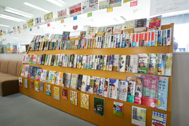 獨協中学校・高等学校の図書館風景