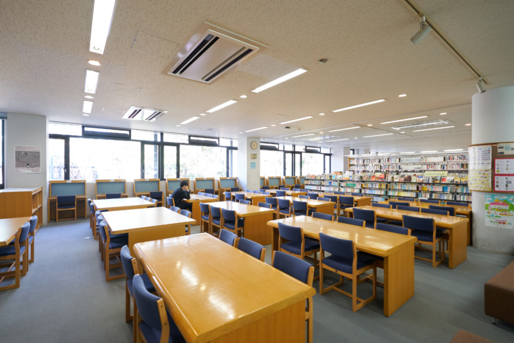 獨協中学校・高等学校の図書館風景