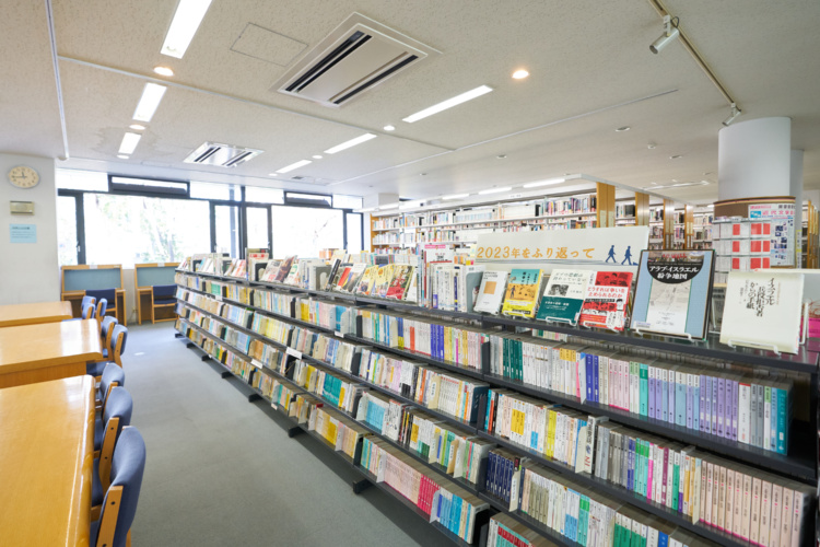 獨協中学校・高等学校の図書館風景